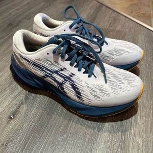 Men’s ASICS novablast 3 size 7
